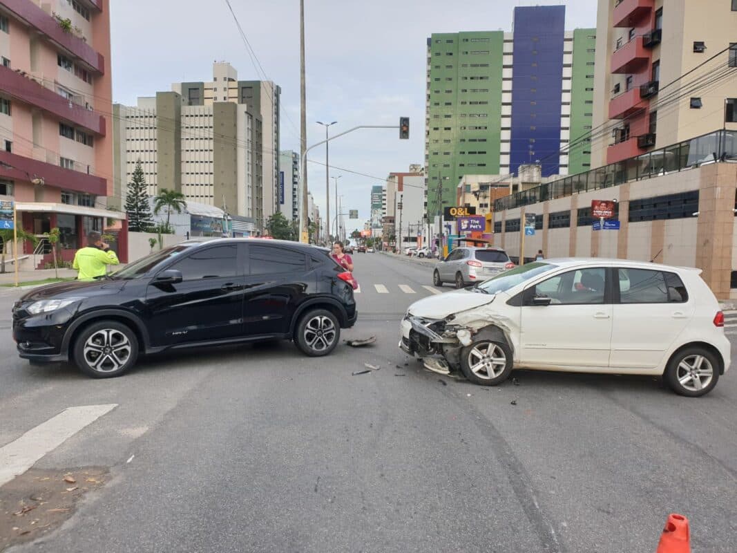 Acidente entre dois carros deixa trânsito lento na Avenida Epitácio Pessoa, na Capital