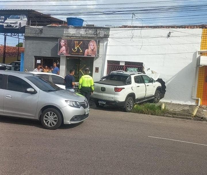 Carro bate em táxi e derruba parede de casa no bairro de Jaguaribe, em João Pessoa