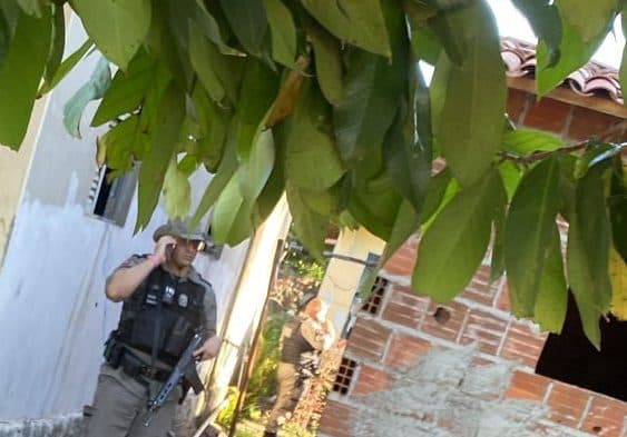 Homem é assassinado em beco de casa na comunidade Gurugi, em Conde