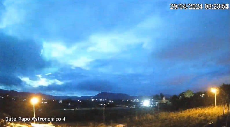 Vídeo mostra queda de meteoro e clarão tomando conta do céu no Brasil; assista