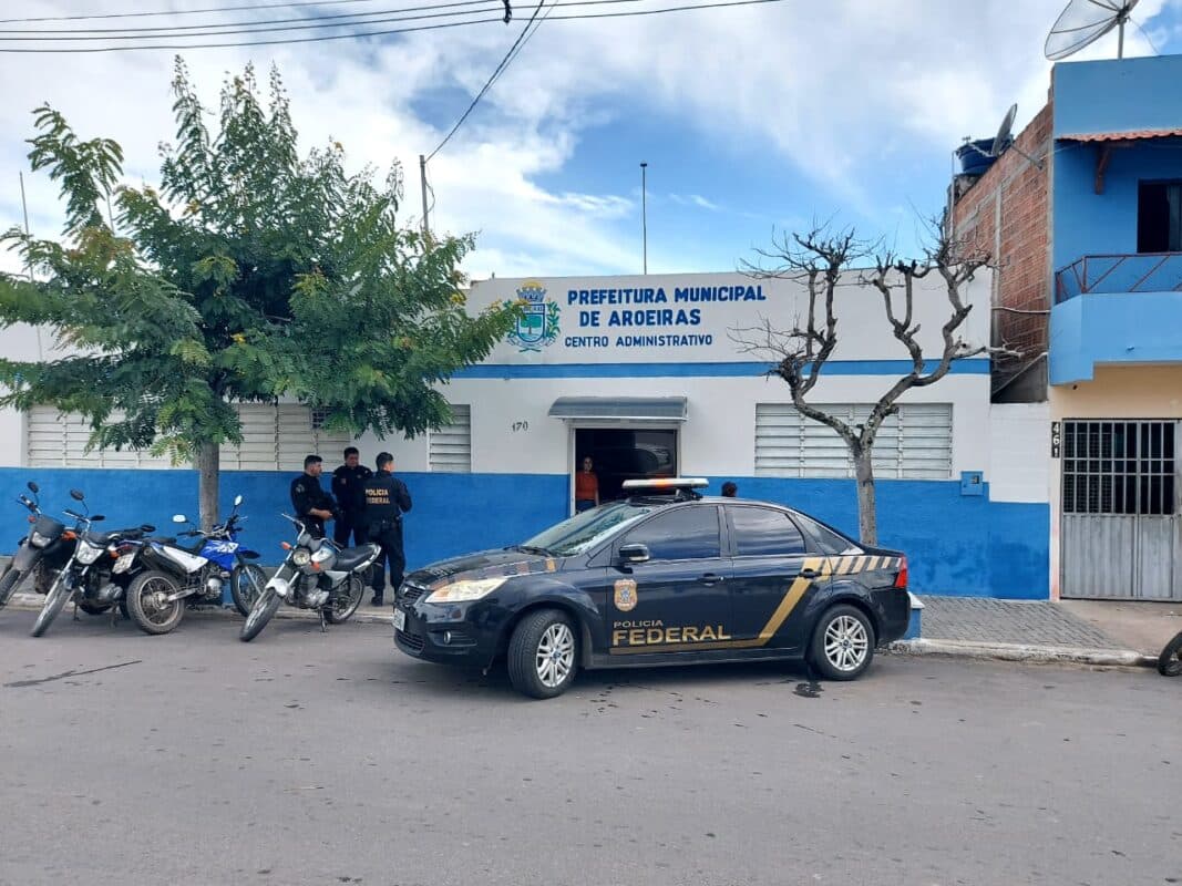 Polícia Federal deflagra operação e cumpre mandados na prefeitura de Aroeiras