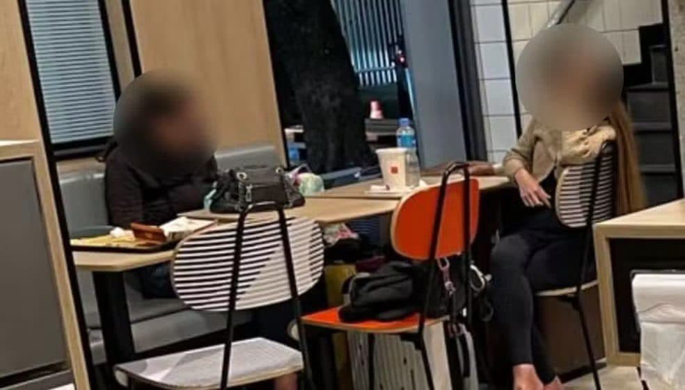 Mãe e filha moram em McDonald's há três meses; dupla é suspeita de calotes e foi condenada por injúria racial
