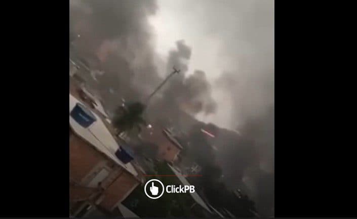 Morador pede R$ 5 de pão e mortadela durante intenso tiroteio entre traficantes e polícia; assista