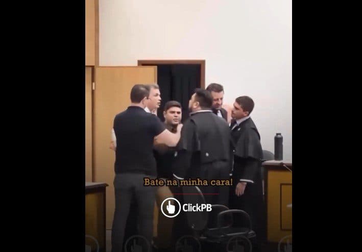 "Bosta, frouxo e safado": julgamento termina em confusão em Tribunal do Júri; assista