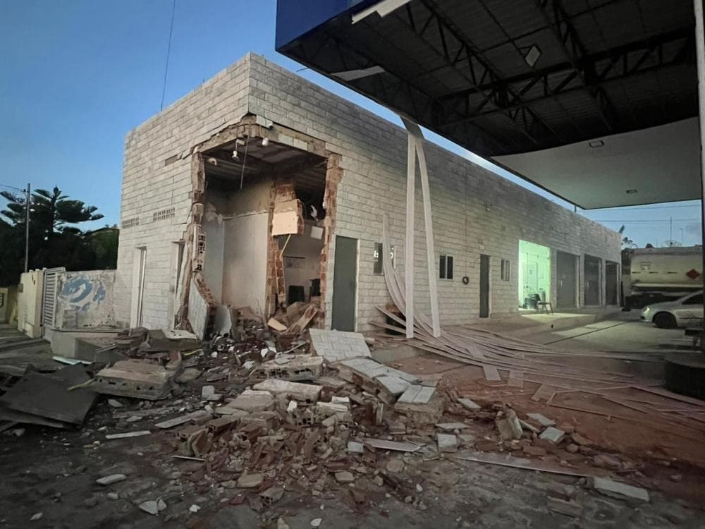 Posto de combustíveis fica destruído após grupo explodir cofre em Puxinanã