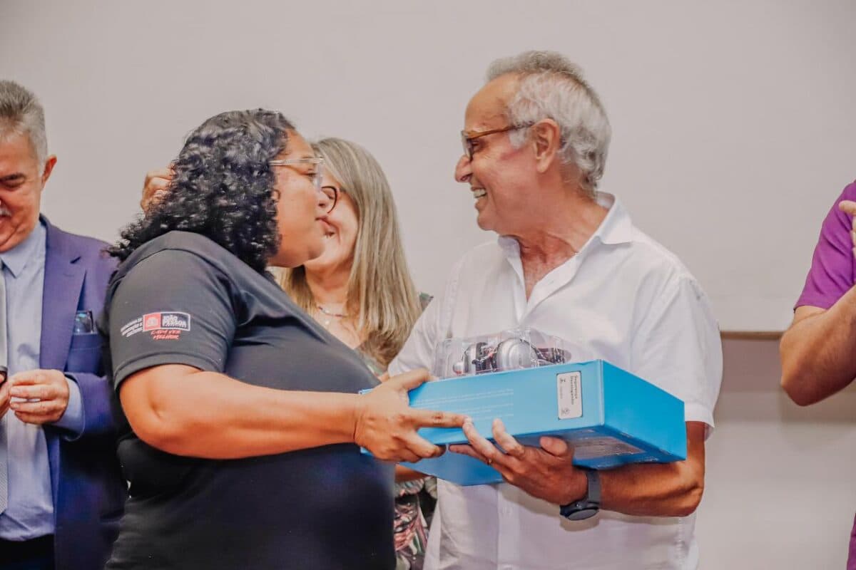 Cícero Lucena entrega 250 chromebooks a professores da rede municipal de João Pessoa
