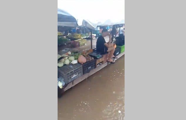 VÍDEO: comerciantes e alimentos ficam ilhados em feira após chuva forte em Guarabira