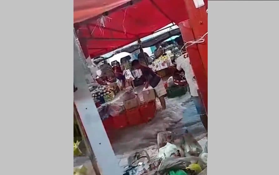 Inundação toma conta de feira livre em Rio Tinto; cidade está sob alerta do Inmet