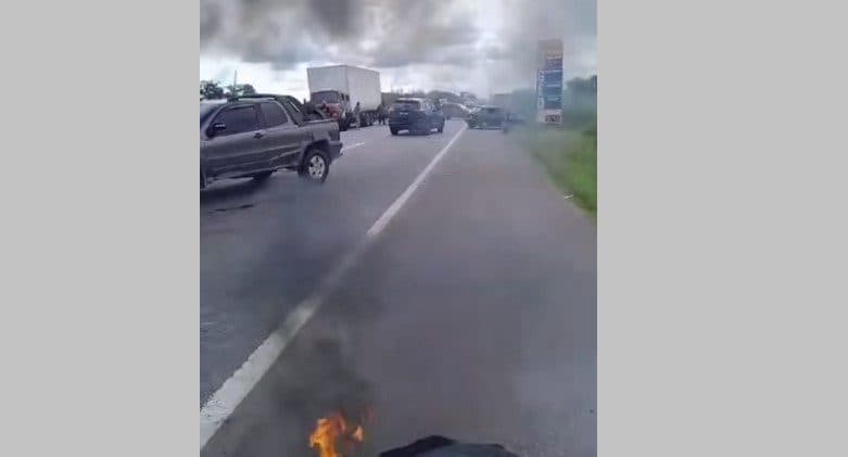 Manifestantes interditam BR-230 e reclamam de liberação de água em açude de Engenheiro Ávidos