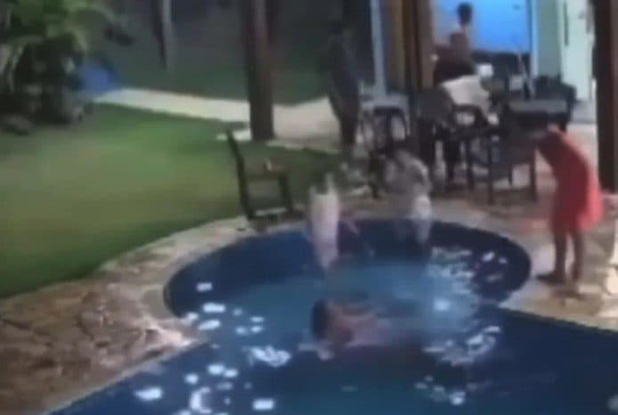 Noiva cai na piscina e morre após infartar durante festa do próprio casamento