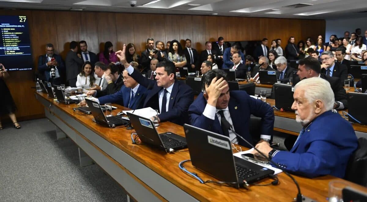 CCJ do Senado aprova PEC que propõe bônus para magistrados, procuradores e promotores