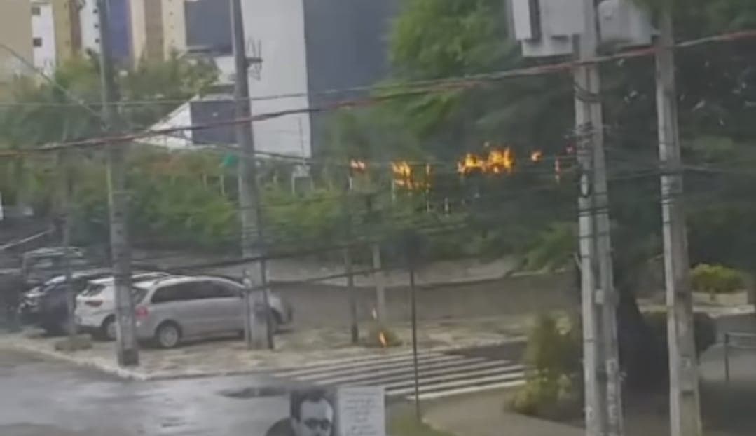 Fios de poste pegam fogo e causam susto em moradores no bairro de Manaíra