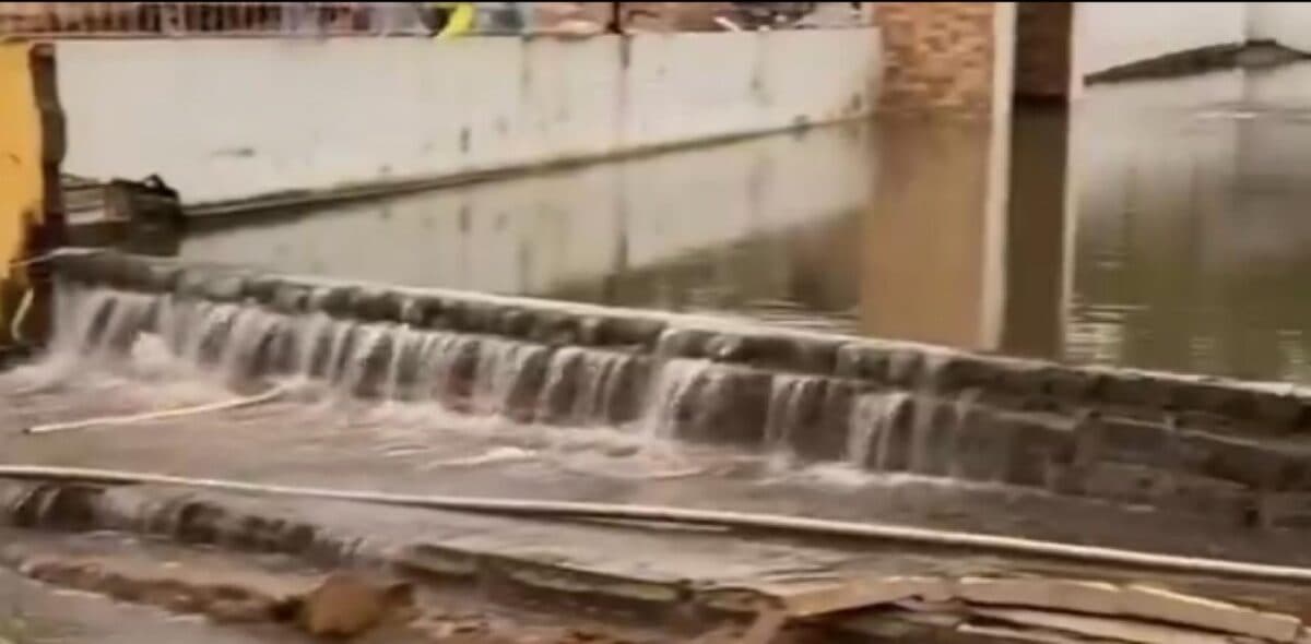 VÍDEO: muro de barragem rompe e água atinge casas no Brejo da Paraíba