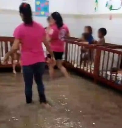 Creche fica alagada após chuvas em Santa Rita e crianças são colocadas em berços