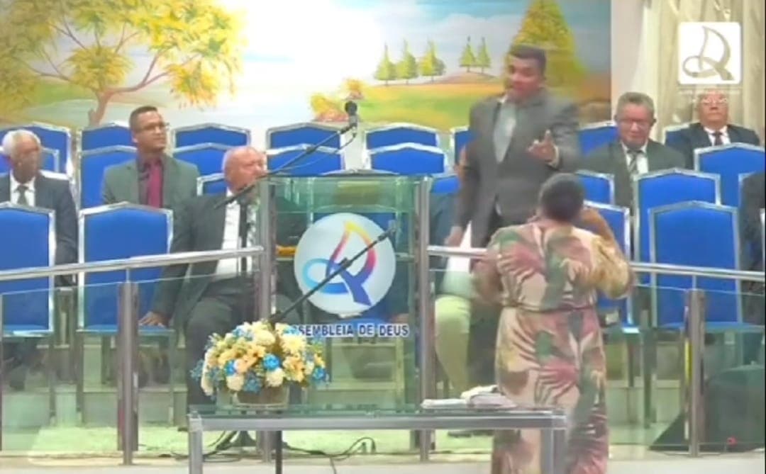 VÍDEO: culto termina em confusão após mulher acusar religioso de 'estar em pecado', na Paraíba