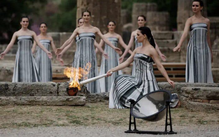 Chama olímpica para jogos de Paris é acesa, na Grécia