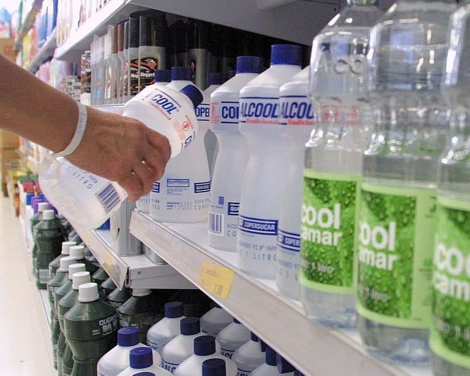 Prestes a ser proibido, álcool 70% 'some' das prateleiras em supermercados de João Pessoa