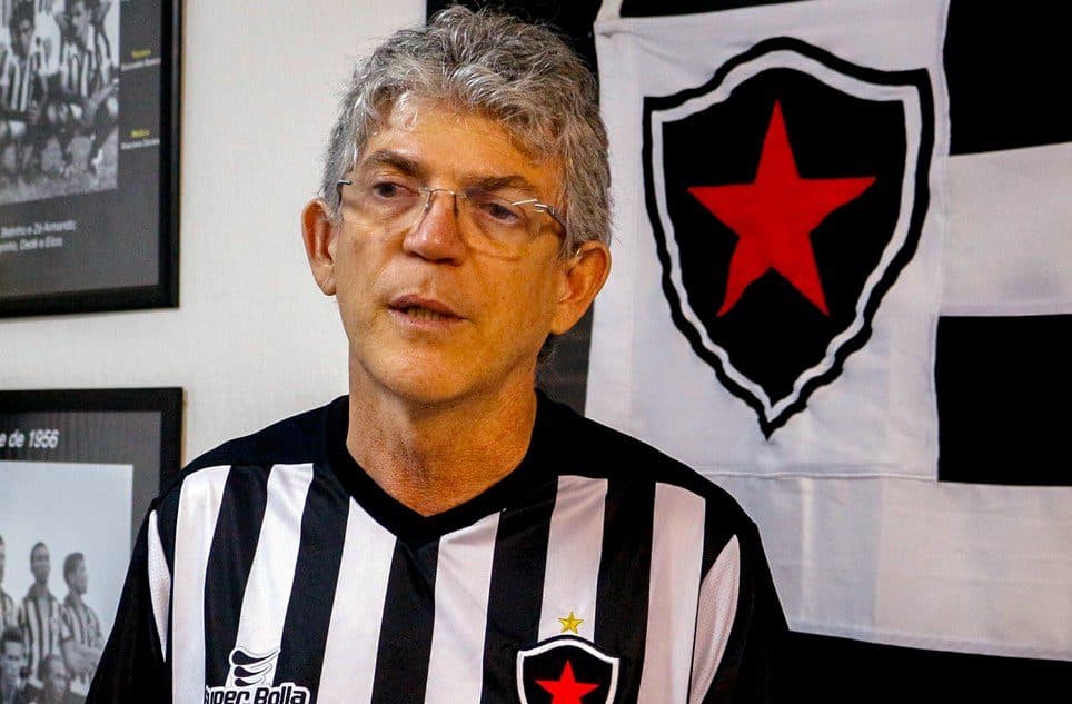 "Vade retro, agouro", diz Ricardo Coutinho após Bolsonaro vestir camisa do Botafogo-PB