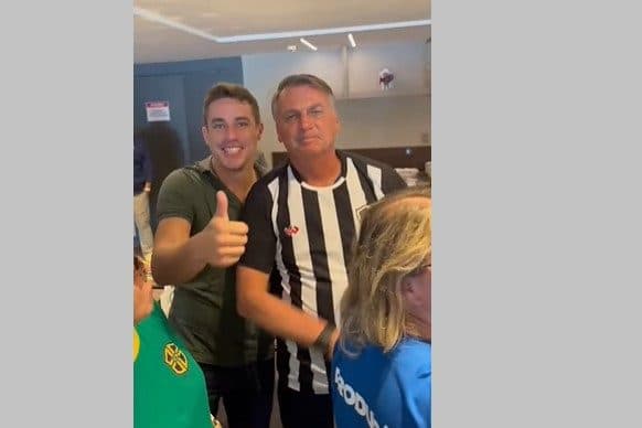 Bolsonaro veste camisa do Botafogo-PB em restaurante de João Pessoa