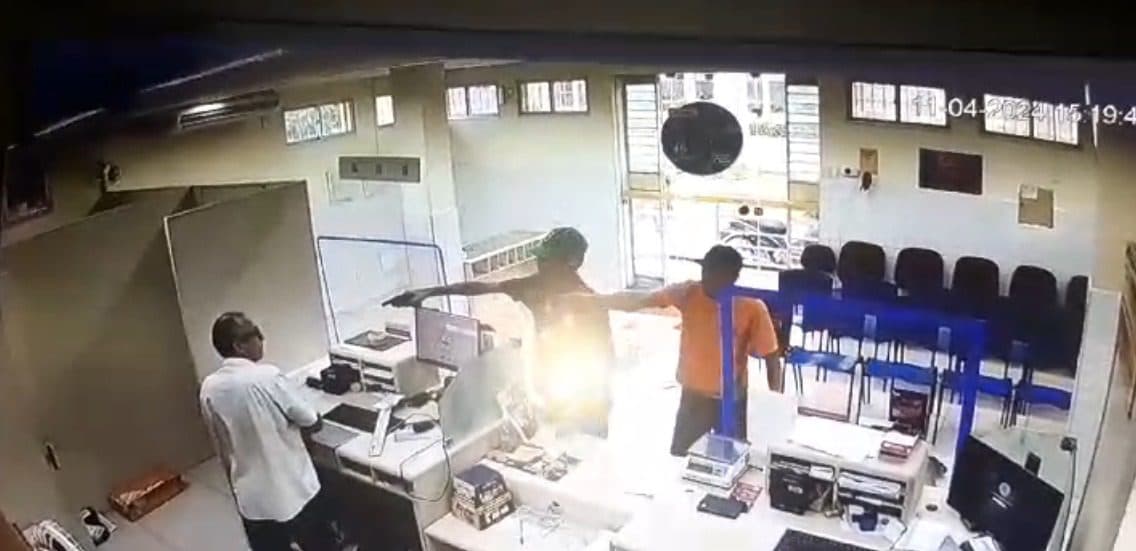 Bandidos rendem funcionário e assaltam agência dos Correios em Rio Tinto