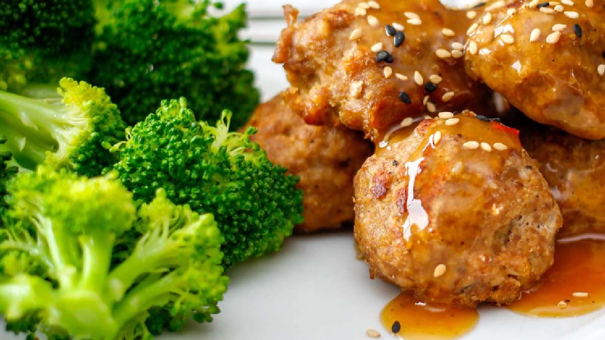 Almôndegas assadas com salada de brócolis