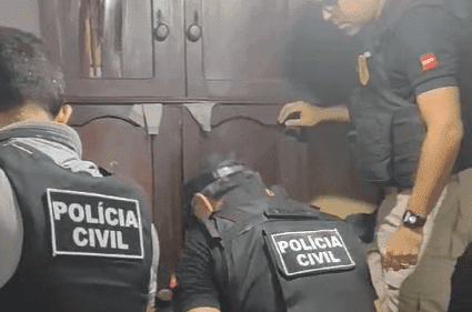 Operação policial prende três homens, apreende 15 armas, drogas e munições em Araçagi