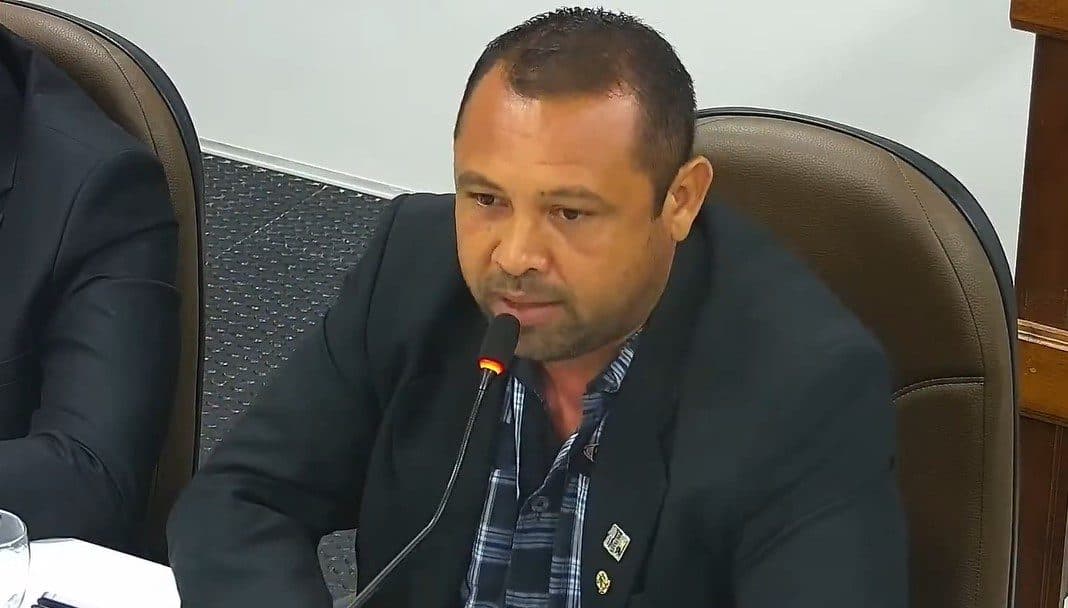 Vereador reage após ser chamado de mercenário: "é a tua mãe, seu filho de uma égua"; assista