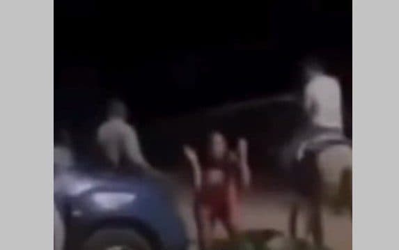 Homem montado em cavalo tenta laçar policial durante abordagem; veja vídeo