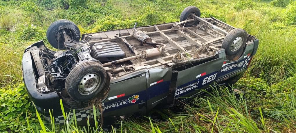 Micro-ônibus capota na BR-104 em Queimadas e quatro pessoas ficam feridas