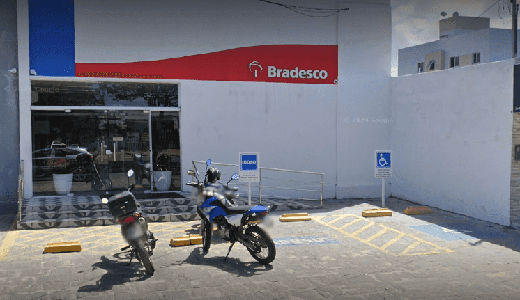 Bandidos abrem buraco na parede de banco para roubar no bairro do Valentina, em João Pessoa