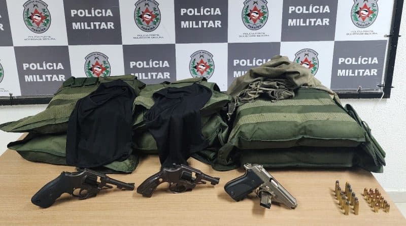 Polícia prende cinco homens em carro roubado e apreende armas e coletes, em João Pessoa