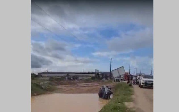 Motorista se distrai e carro cai dentro de vala em canteiro das obras da BR-230, em Cabedelo