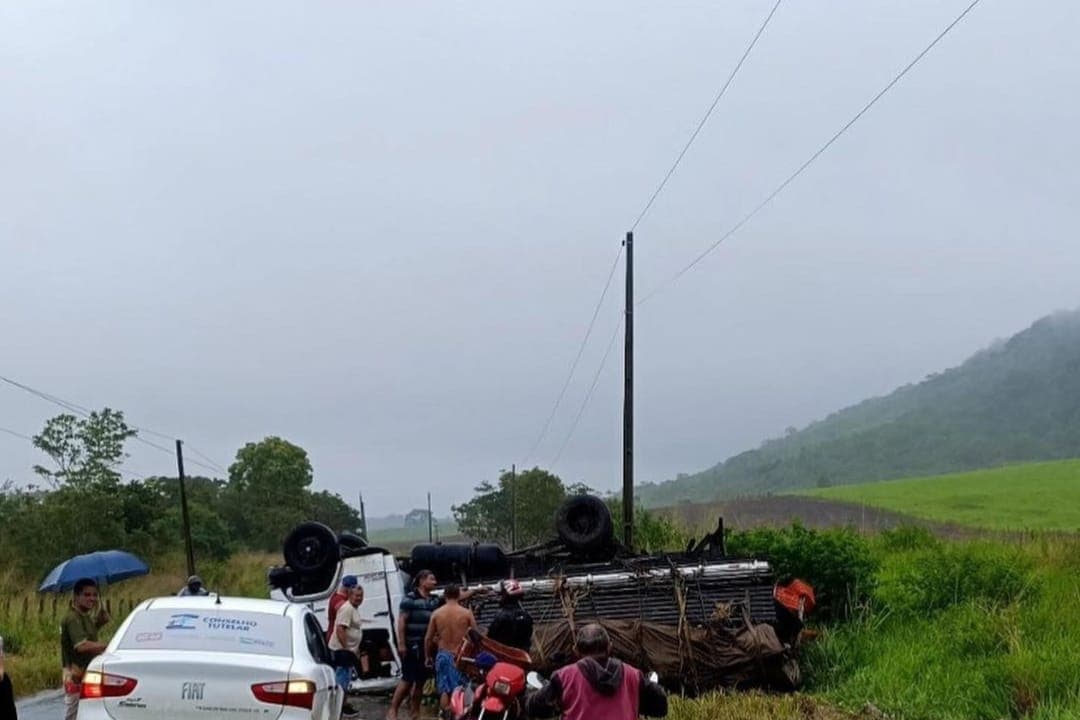 Caminhão carregado de verduras tomba na PB-075, entre Alagoinha e Cuitegi