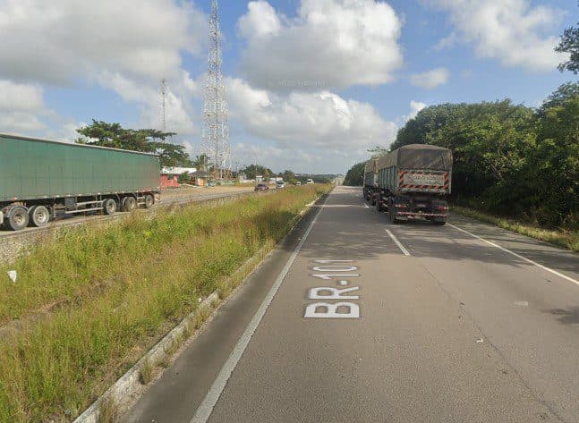 Moto bate em caminhão e deixa uma pessoa ferida na BR-101, em Alhandra