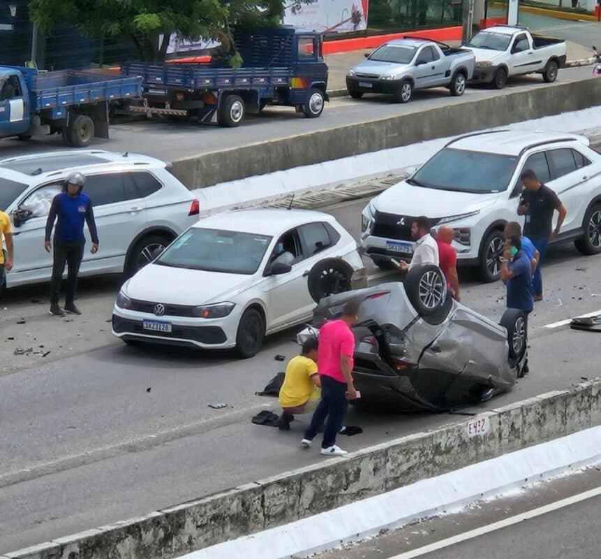 Carro capota em viaduto em Cabedelo e vítima fica presa entre as ferragens