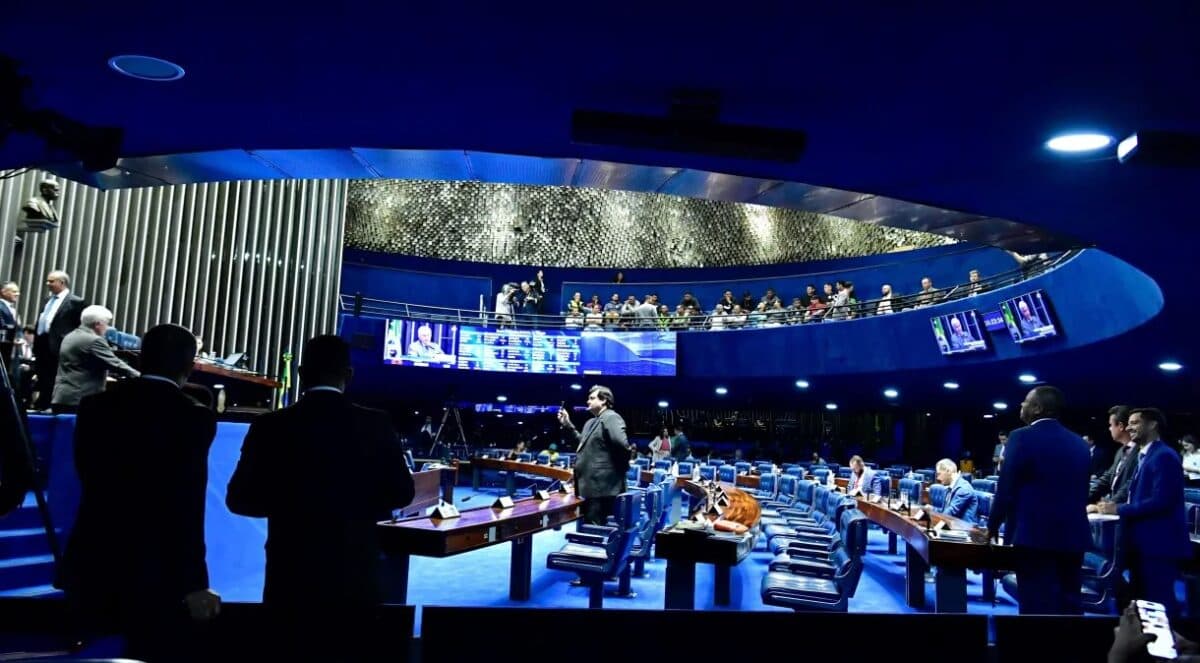 CCJ do Senado vota a favor de pena mais dura para crimes contra profissionais de saúde