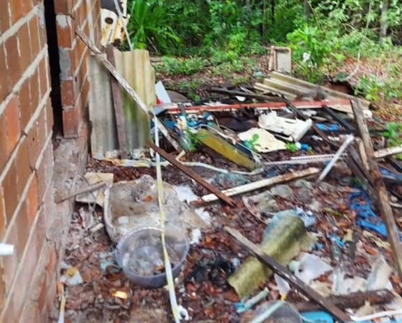 Polícia Ambiental flagra poluição com lixo acumulado em construção irregular no Parque Trilhas, em João Pessoa