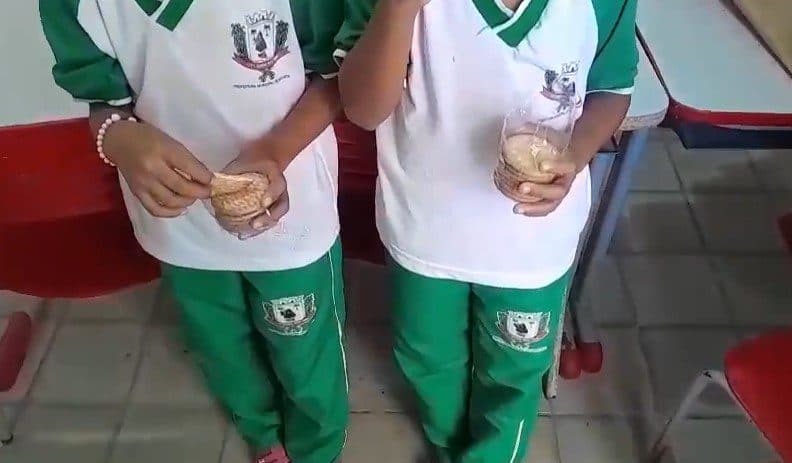 Pais denunciam que alunos comem bolacha com água na merenda em escola pública de Santa Rita