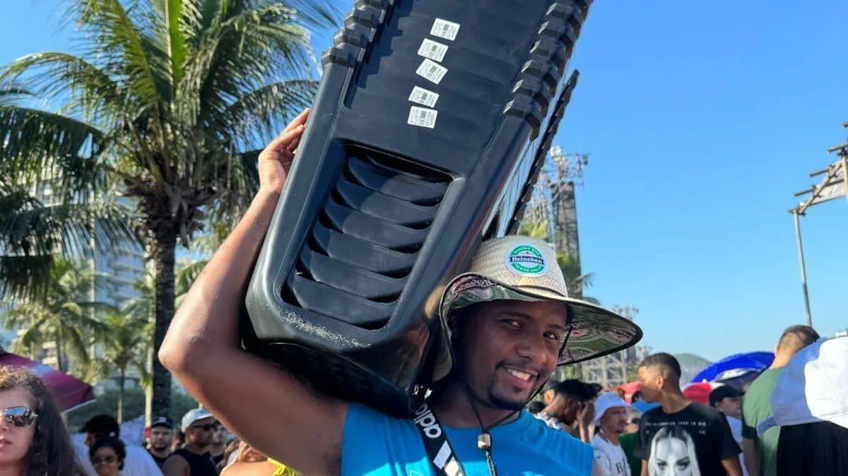 Fãs pagam até R$ 40 em banquinho de plástico para assistir show de Madonna no Rio de Janeiro