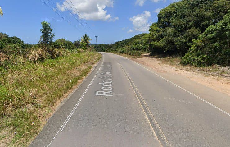Motorista perde controle, carro sai de pista e bate em poste na Grande João Pessoa