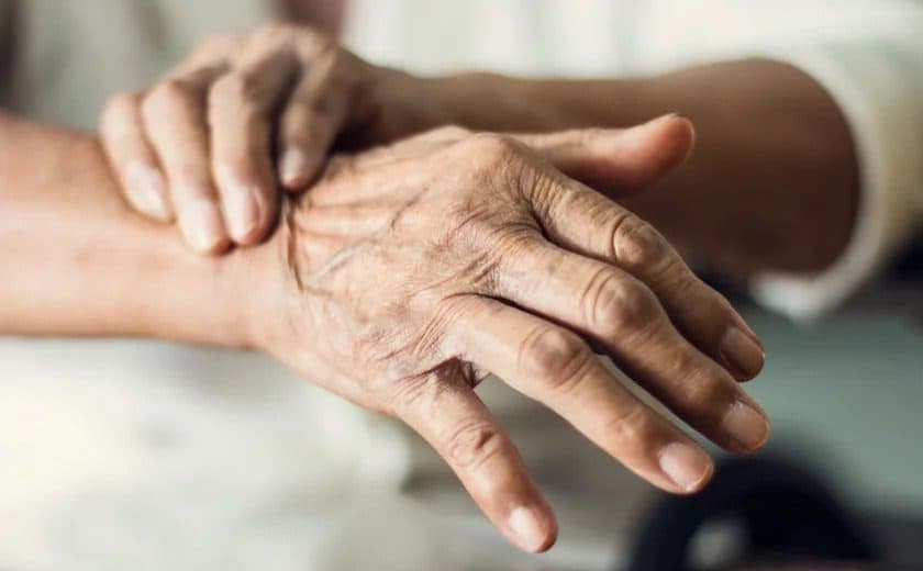 Paraíba passa a ter política de atenção às pessoas com Parkinson