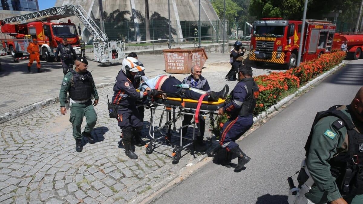 Incêndio atinge prédio da Assembleia Legislativa no Ceará; pessoas são socorridas