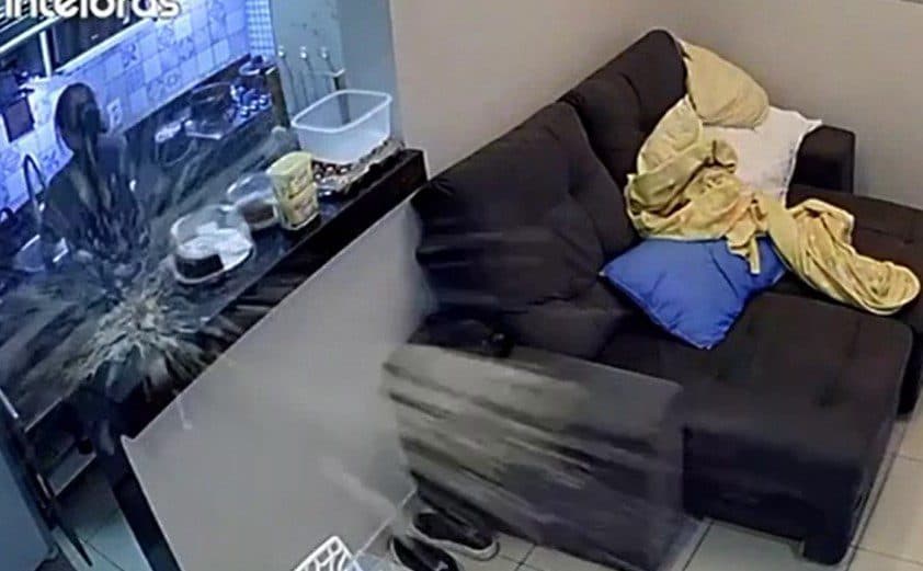 VÍDEO: garrafa com refrigerante congelado explode e assusta dona de casa