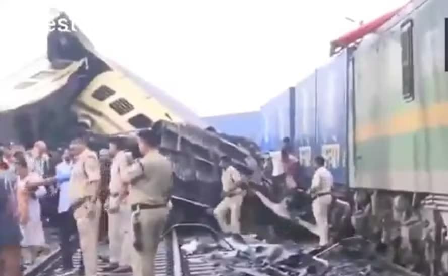 Choque entre dois trens deixa ao menos 15 mortos na Índia