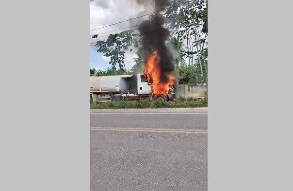 VÍDEO: caminhão pipa pega fogo após quebrar em rodovia; veículo era da Prefeitura de Rio Tinto