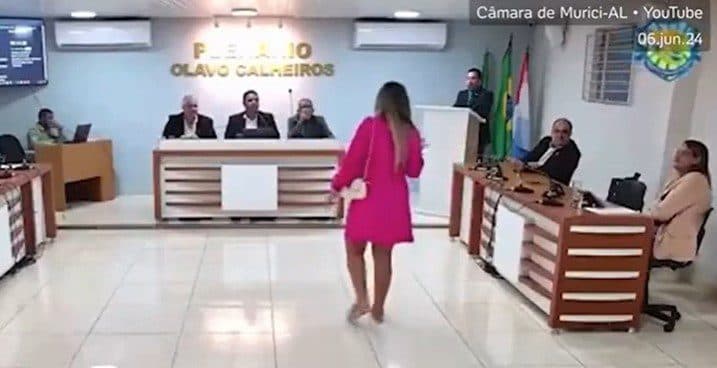 VÍDEO: mulher grávida invade sessão de Câmara Municipal e cobra reconhecimento de paternidade a vereador  