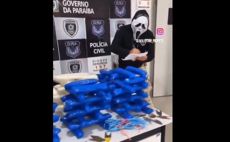 Policial é afastado após gravar vídeo usando “máscara do pânico”, na Paraíba: "eu gosto assim, amostradin"; assista