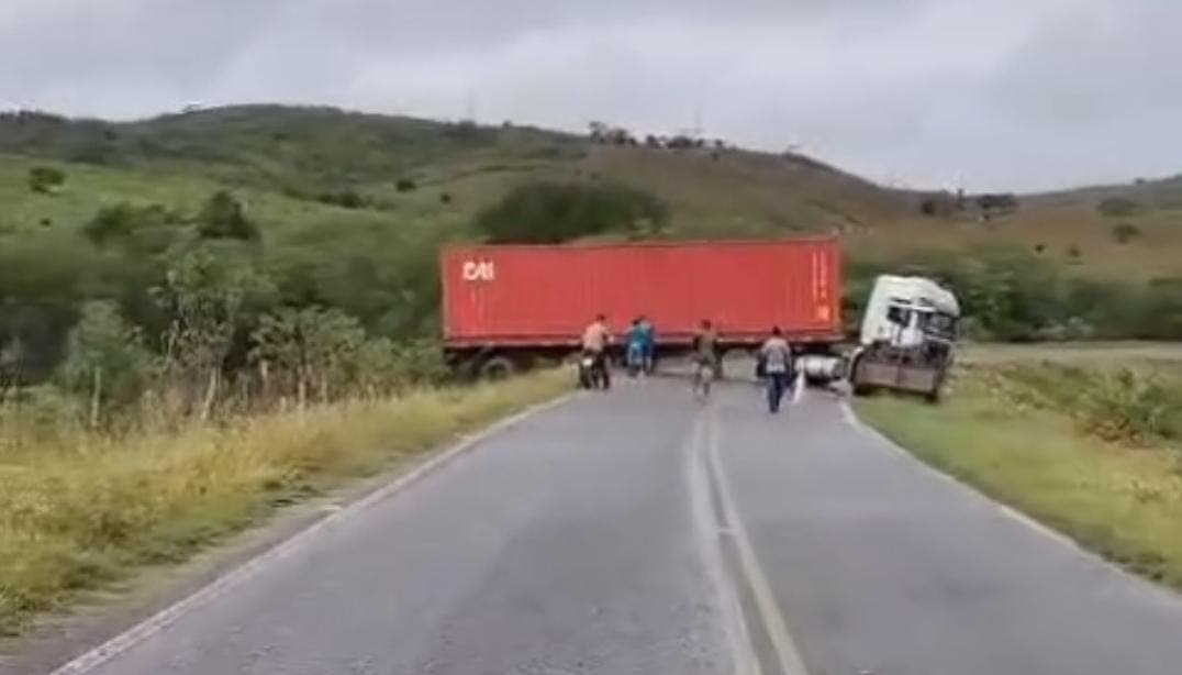 Caminhão derrapa na pista, fica atravessado e bloqueia estrada em Itatuba