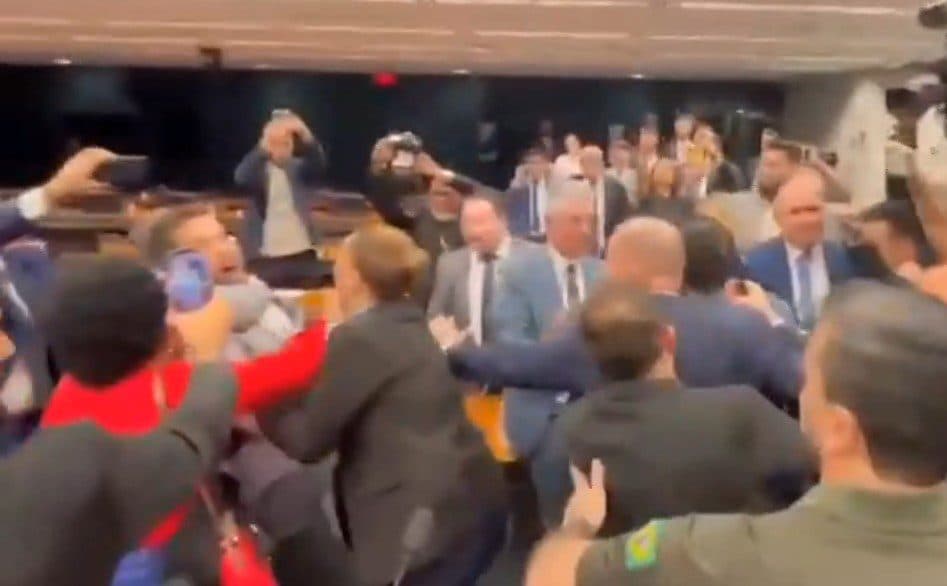 VÍDEO: Cabo Gilberto dá gravata em André Janones e evita briga na Câmara Federal