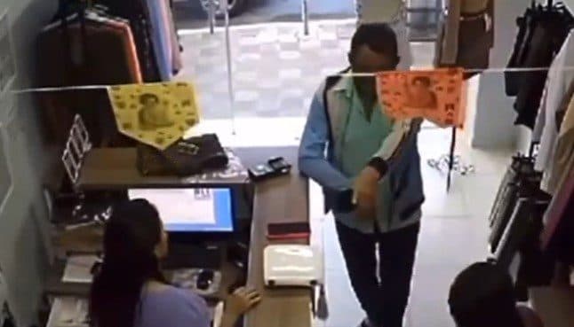 VÍDEO: Homem rende funcionária e rouba loja de roupa e clientes, em Patos